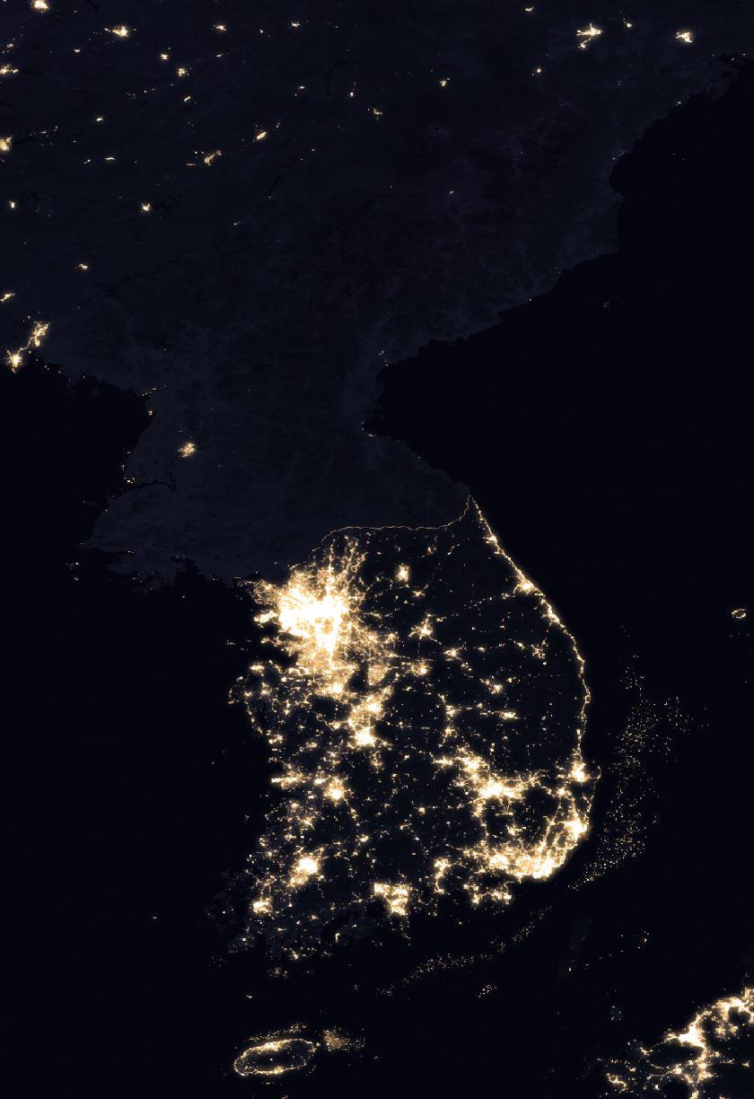 夜の朝鮮半島。明るく光っているのがソウル、北にある一つの点が平壌です。